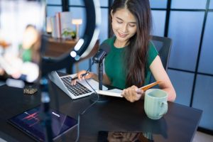 Outsource Content Creation: In-House vs Freelancer vs Agency vs VA